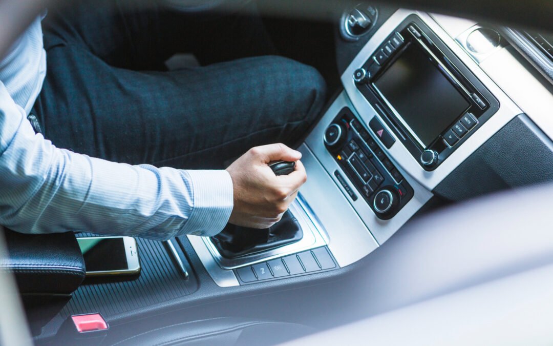 Wynajem samochodów z automatem — kiedy warto i dla kogo to dobre rozwiązanie?